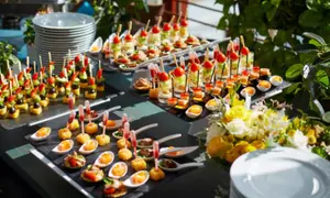 ¡Sorprende a tus invitados! Menú de catering para recoger con 120 o 240 piezas para 10 o 20 personas
