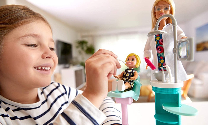 Image 4: Barbie Fast Cast Clinic Playset with Barbie Doctor Doll