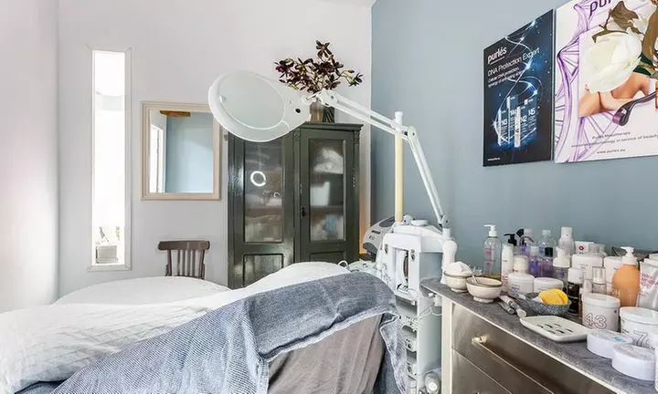 Glow & Brow: verzorgende gezichtsbehandeling met wenkbrauwen epileren en verven (tot 50% korting) - Second Medium