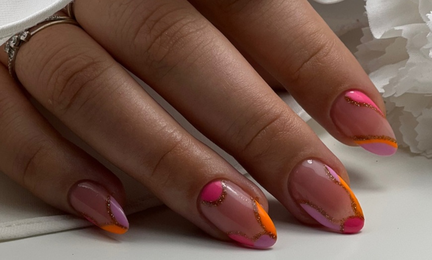 Image 7: Ongles soignés et regard de biche avec le 13 Nails Beauty Institut