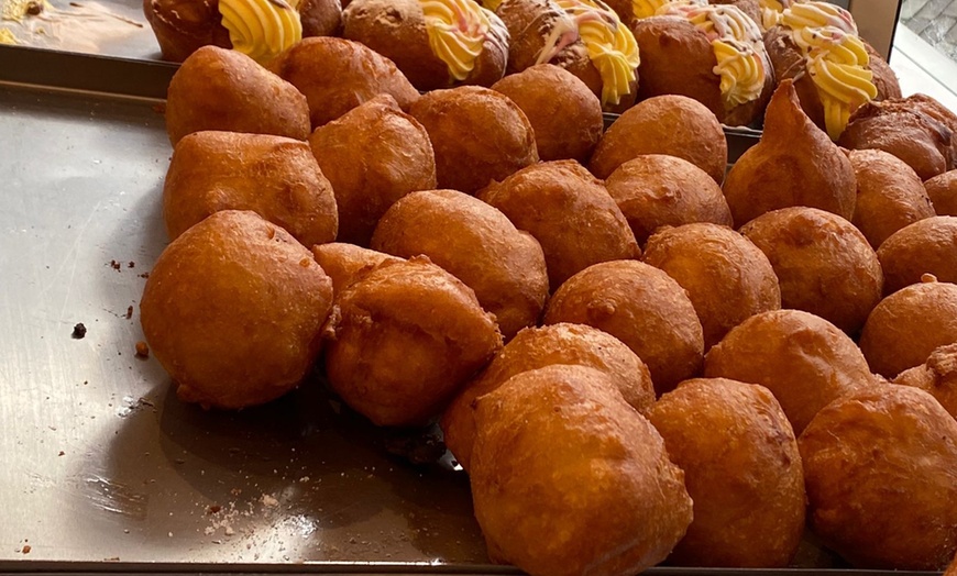 Image 1: Vier de feestdagen met oliebollen in het stadscentrum van Utrecht