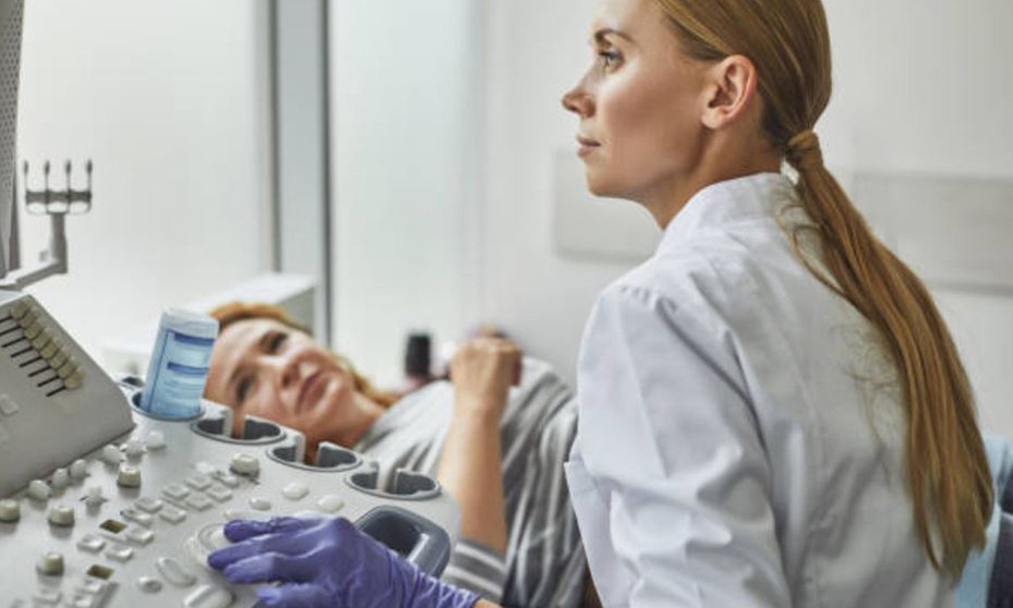 Revisión ginecológica con ecografía de útero y exploración de mamas