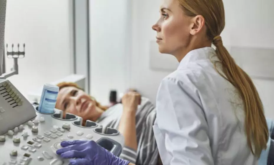 Revisión ginecológica con ecografía de útero y exploración de mamas