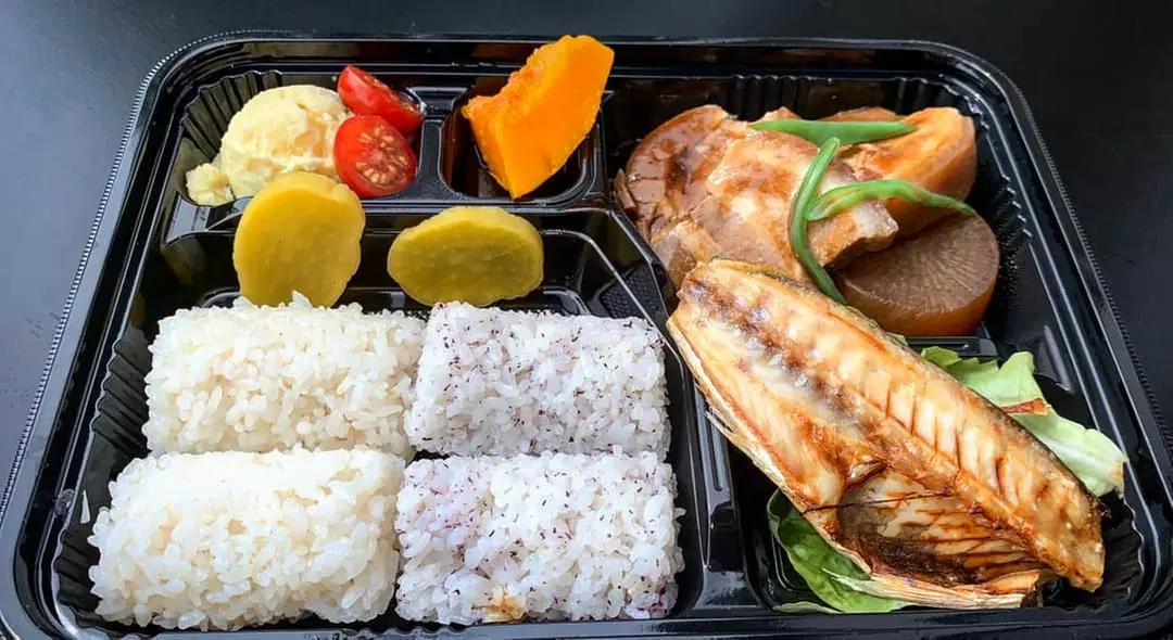 Japanisches Lunch-Menü to go inkl. Vorspeise, Donburi & Grüntee