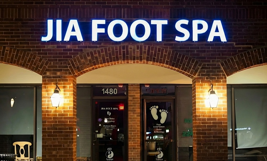 Image 2: Pampering Head Spa & Foot-Body Massage Combo