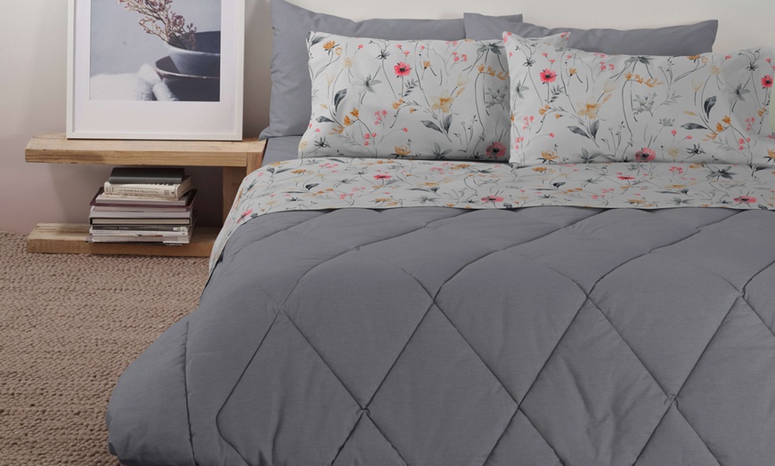 Image 4: Juego de sábanas para cama doble 100 % algodón con flores de Bassetti