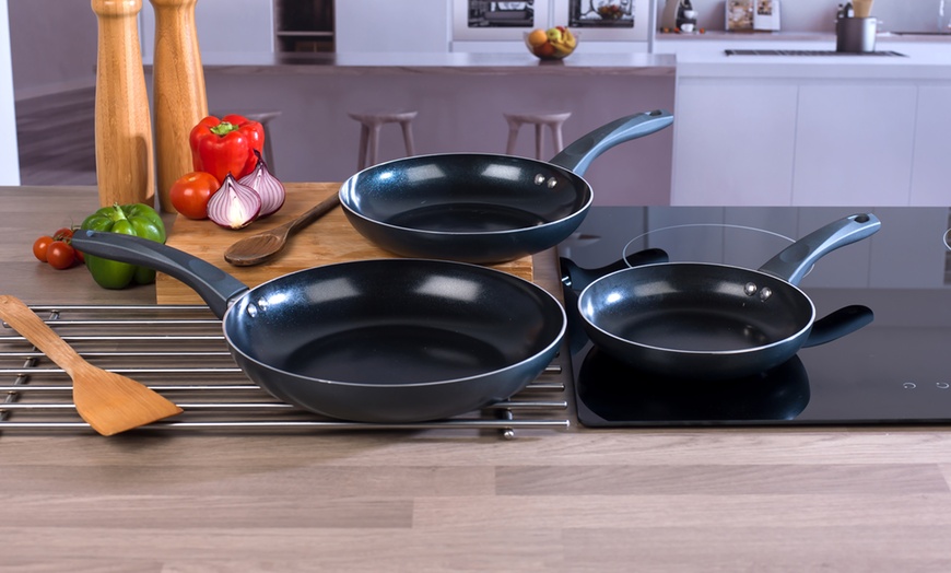 Image 35: Russell Hobbs Ceramic Cookware