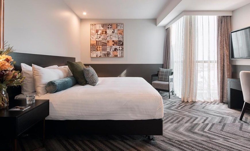 Image 2: NEW! Perth CBD: King Room with Breakfast at Rydges Perth Kings Square