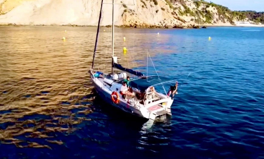 Image 3: Experiencia de prácticas de navegación a vela en velero de crucero