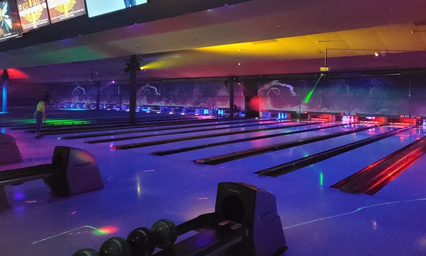 Image 2: 1 or 2 hours Bowling for Up to 6 People at a 40 Lanes Center + Food