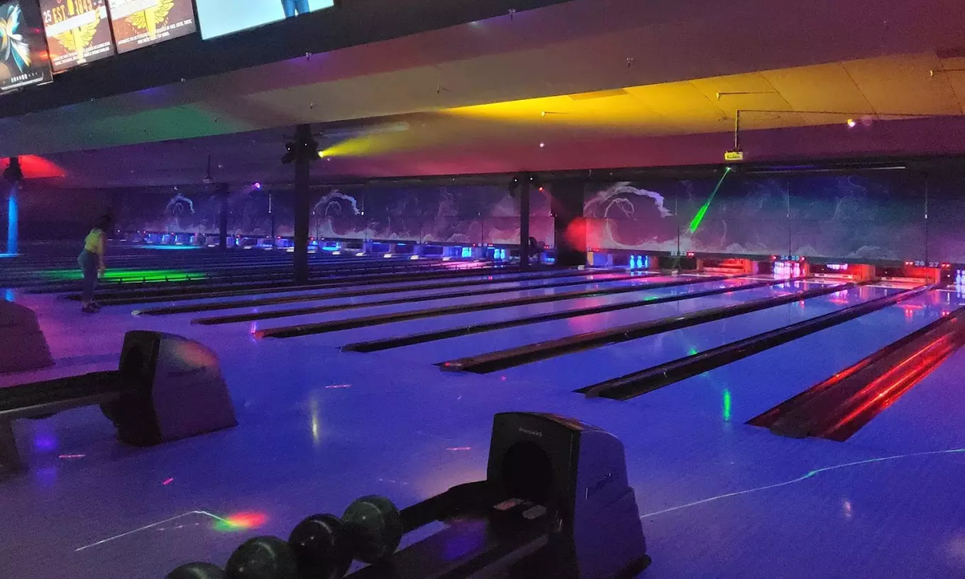 1 or 2 hours Bowling for Up to 6 People at a 40 Lanes Center + Food