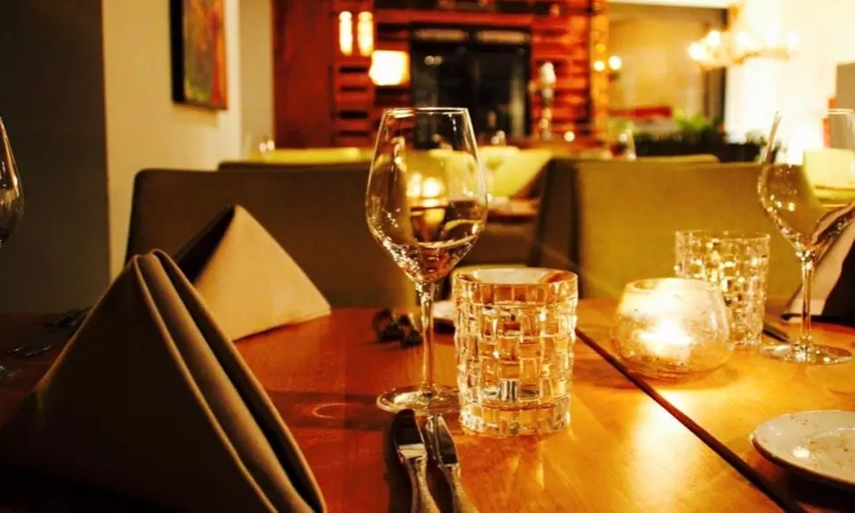 1,2 kg Dry-Aged Tomahawk-Steak mit Beilagen für 2 Personen