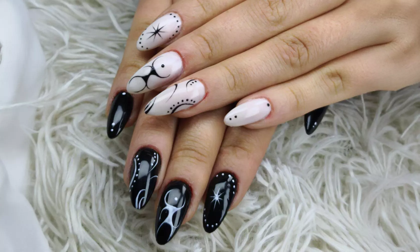 Manicura y/o pedicura normal o semipermanente y primera puesta de uñas