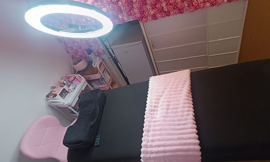 Image 6: Manicura, pedicura o puesta de uñas de acrílico con semipermanente