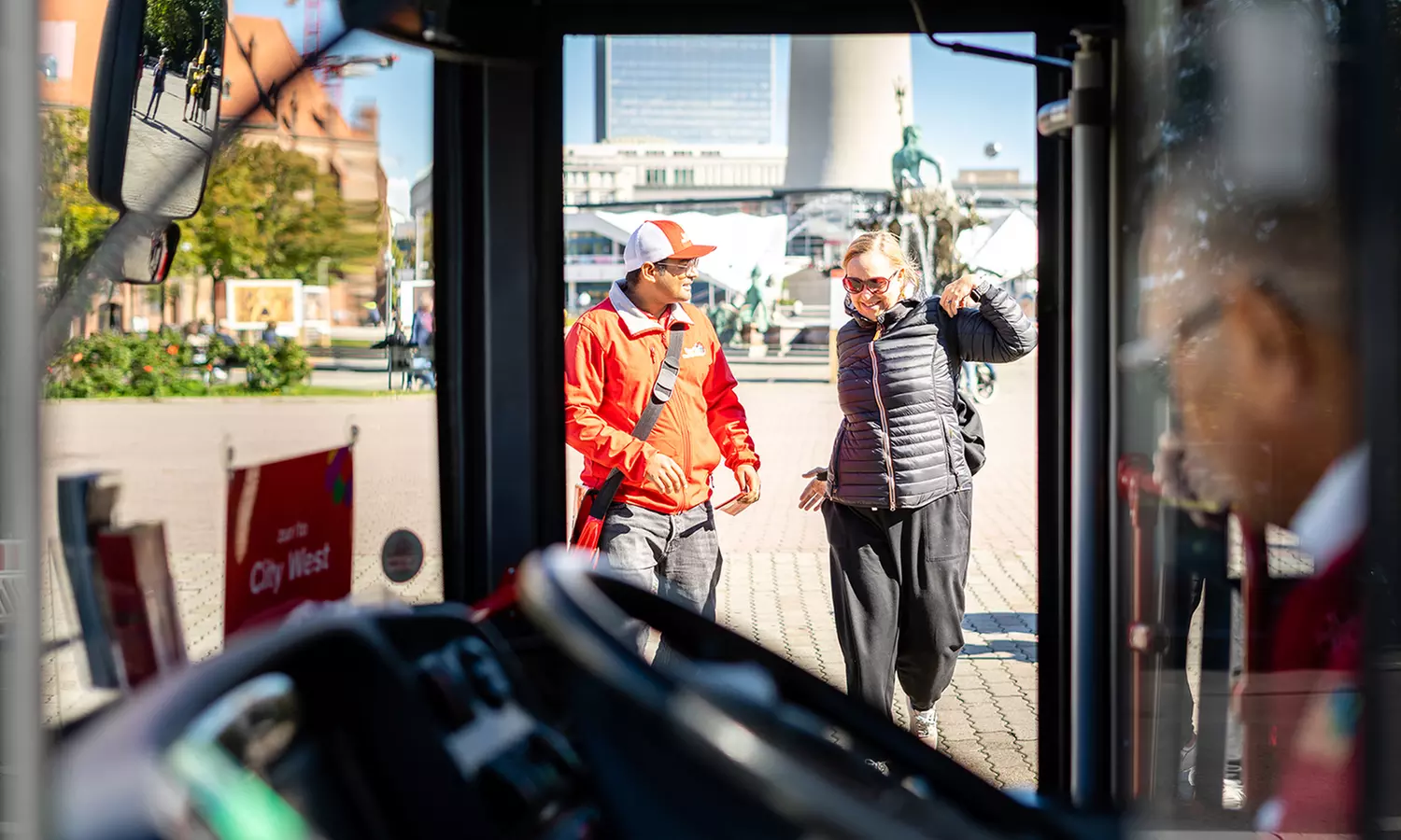 Erlebe Berlins Highlights: Hop-on Hop-off Bustour für 1 Pers.