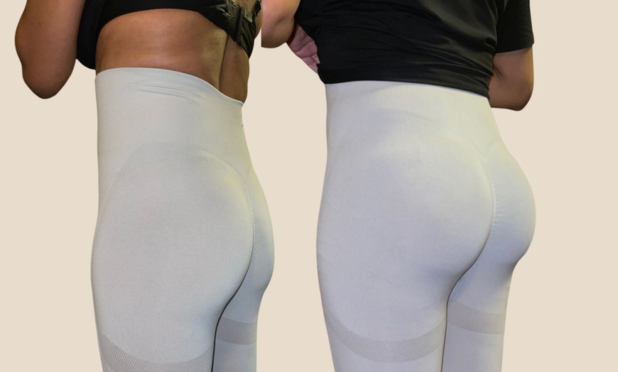 Image 8: Strakke huid op benen & billen