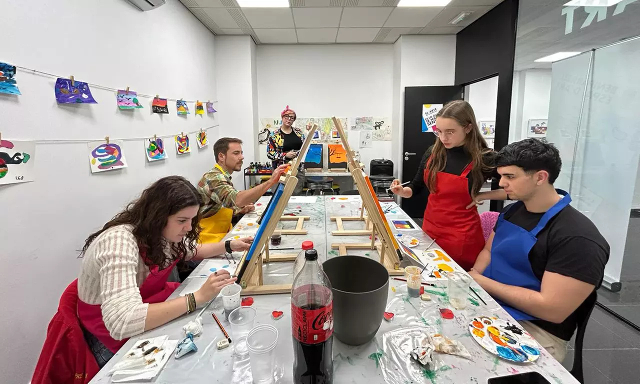 Pinta tu cuadro con vino ilimitado: taller de pintura para 1 o 2 pax