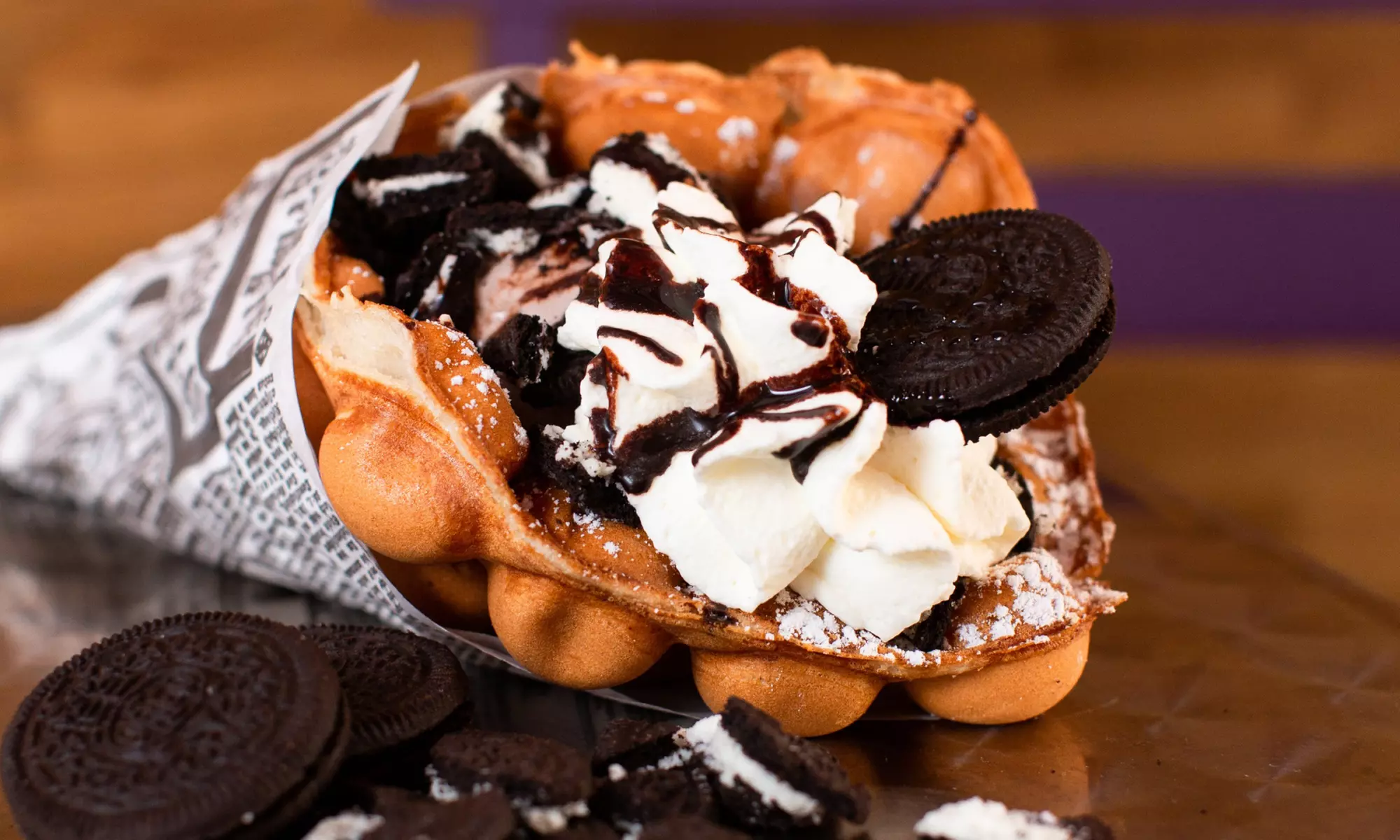 Signature Bubblewaffle inkl. 2 Eiskugeln & Heißgetränk für 1-4 Pers.