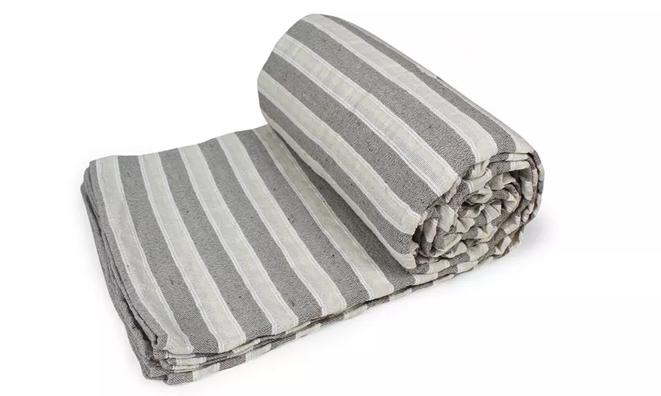 Sofabezug und Tagesdecke aus natürlicher recycelter Baumwolle