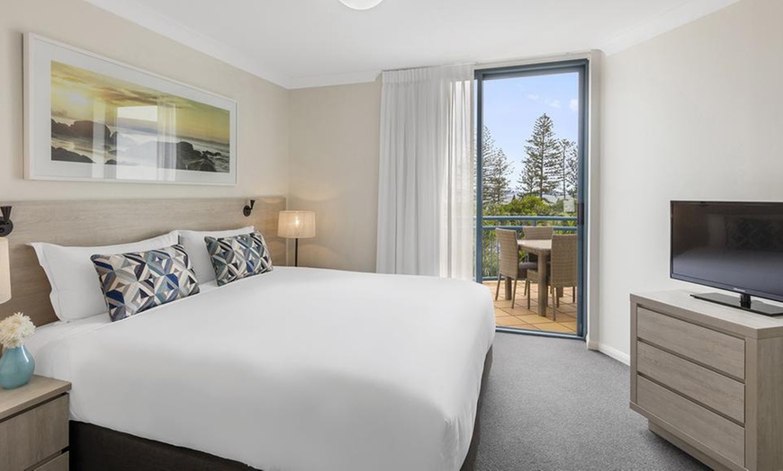 Image 3: Gold Coast: 3N 4* Beachside Stay with Wine