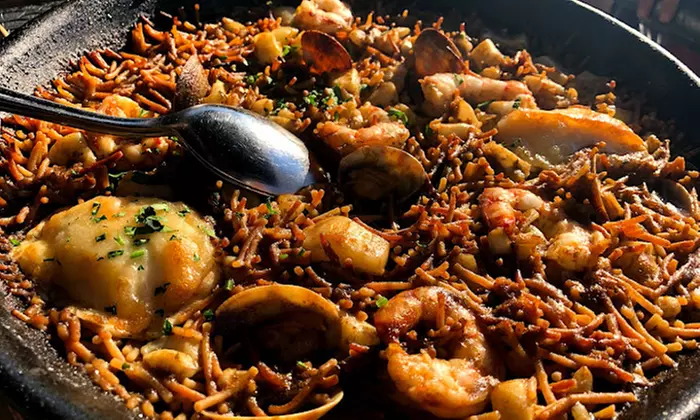 ¡Plan disfrutón a la vista! Paellita, buena compañía y vistas al mar