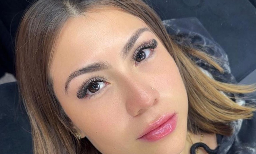 Image 10: Extensiones de pestañas clásicas, híbridas o con volumen ruso 