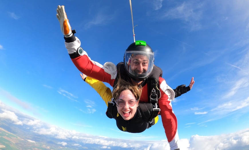 Image 1: ¡A volar! Salto tándem en paracaídas desde 4500 metros para 1 persona