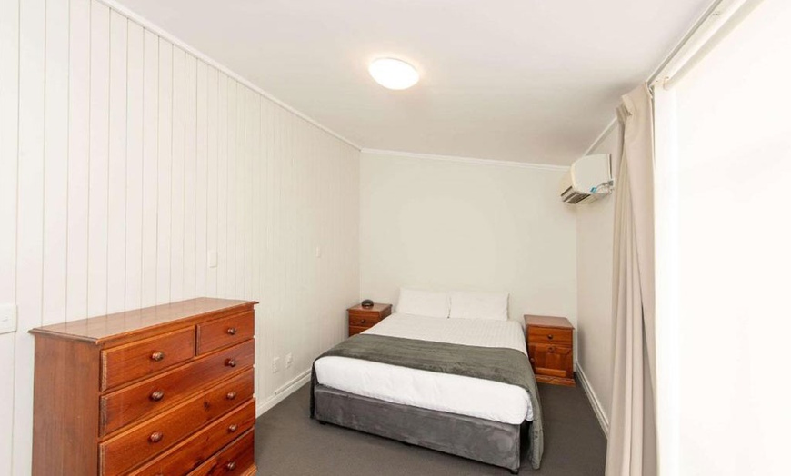 Image 3: Adelaide: Double or Family Room with Free Mini Bar and Late Check-out 