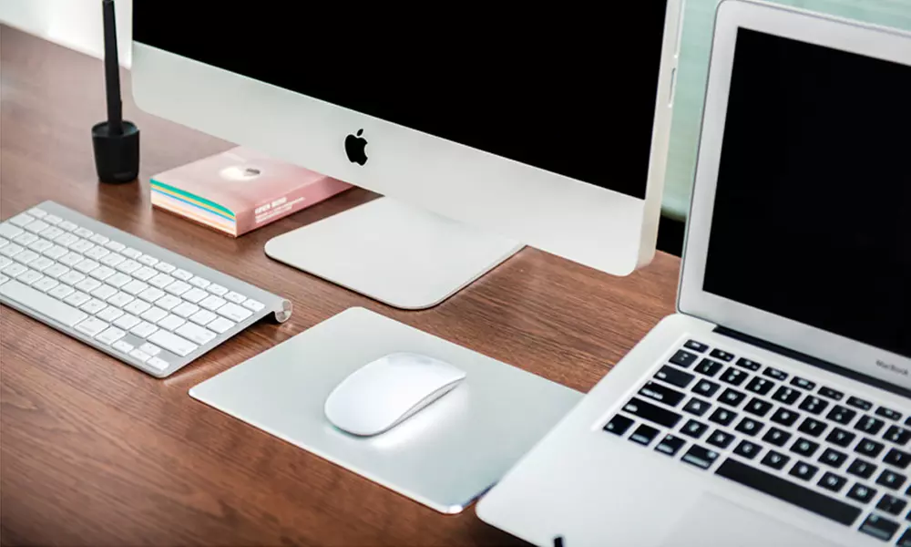 1x oder 2x rundes oder rechteckiges Mousepad mit Metallic-Finish in Gold, Grau oder Silber - Primary Image