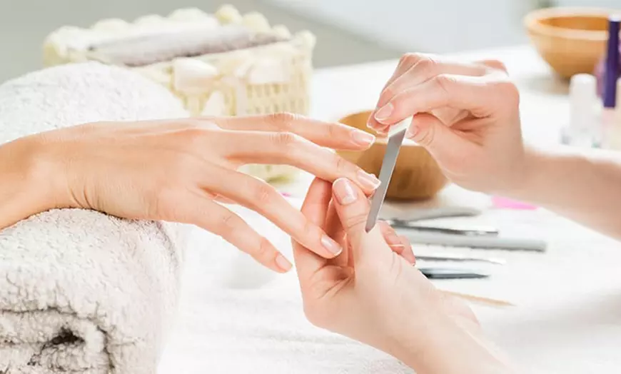 Image 1: Sesión de manicura, pedicura o ambas para 1 persona
