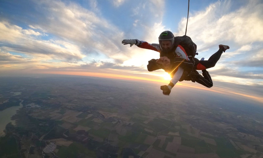 Image 8: ¡A volar! Salto tándem en paracaídas desde 4500 metros para 1 persona