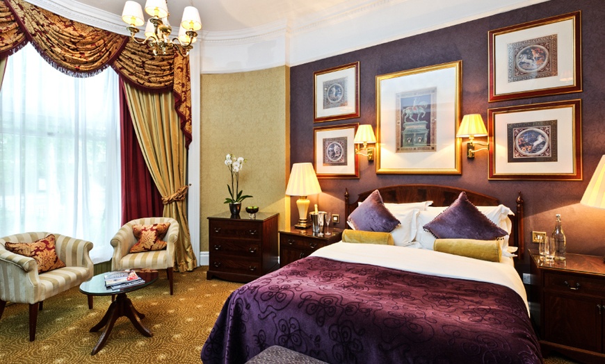 Image 7: London: 4* Classic Double, Club Double or Twin, or Deluxe Room Stay