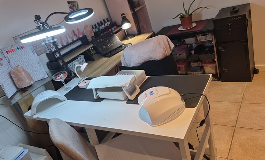 Image 1: Beauté des mains et pieds, vernis semi-permanent ou ongles capsules