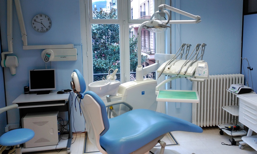 Image 2: Deslumbra con tu sonrisa: limpieza bucal y blanqueamiento dental led