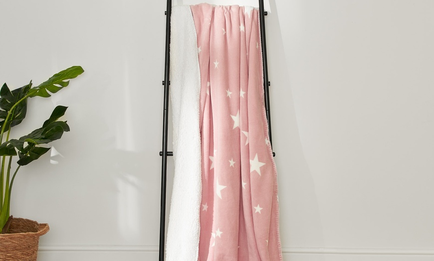 Image 3: Stars Reversible Sherpa Throws