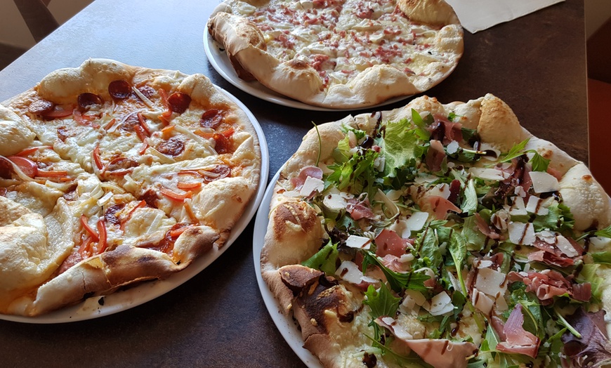 Image 1: Pizza classique au choix pour 1, 2 ou 4 personnes