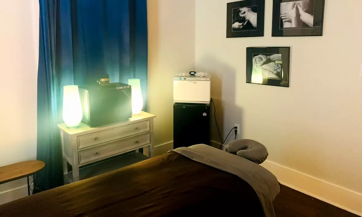 45 or 60-Minute Massage with Hot Stones, Aromatherapy, and Hot Towels