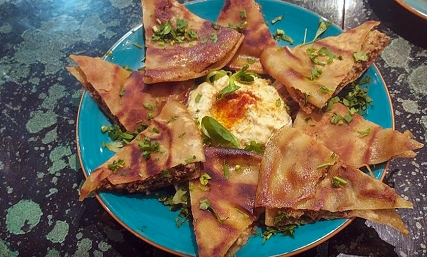 Image 4: Fusión cultural con un menú de platos árabes y libaneses tradicionales