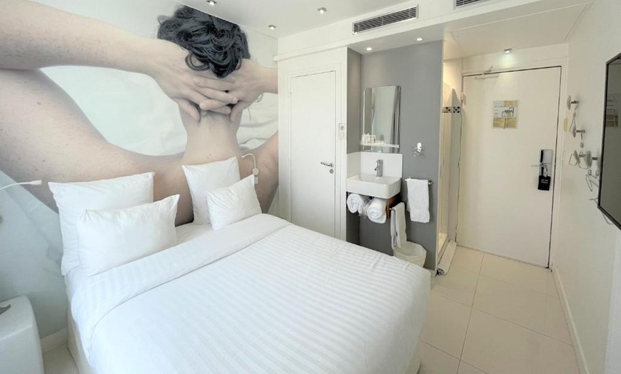 Image 5: Paris: Double Room "White" or "Soft" with Optional Breakfast  