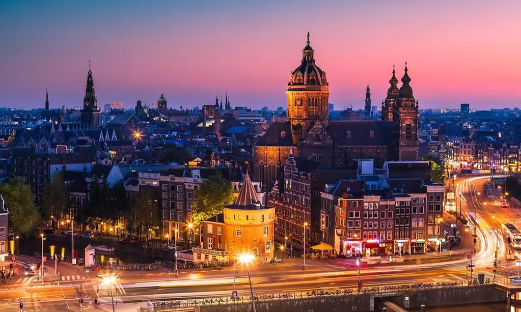 Erkunde tagsüber oder abends die ikonischen Grachten von Amsterdam