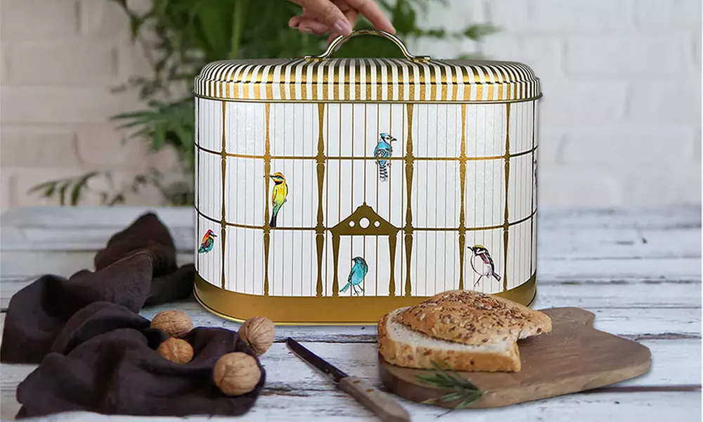 Set da cucina con barattoli e portapane