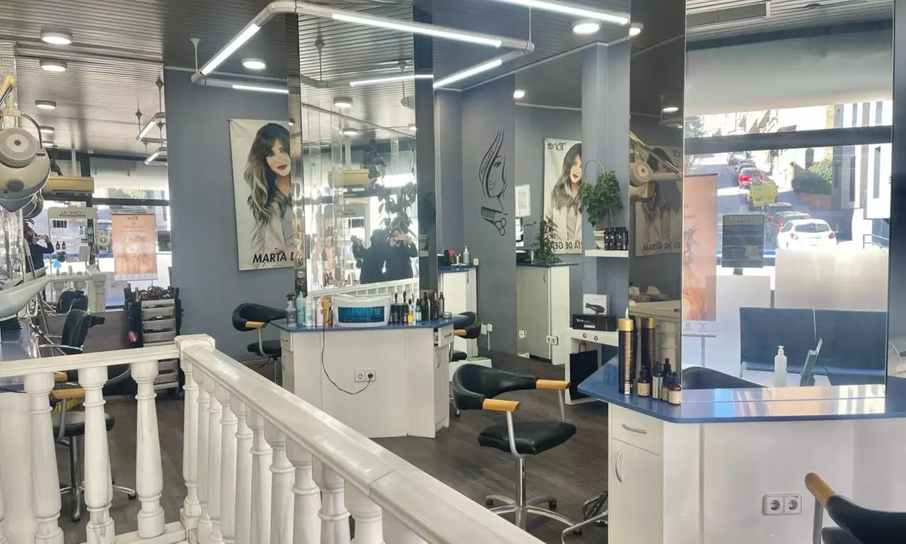 Sesión de peluquería con corte y opción a color y/o mechas