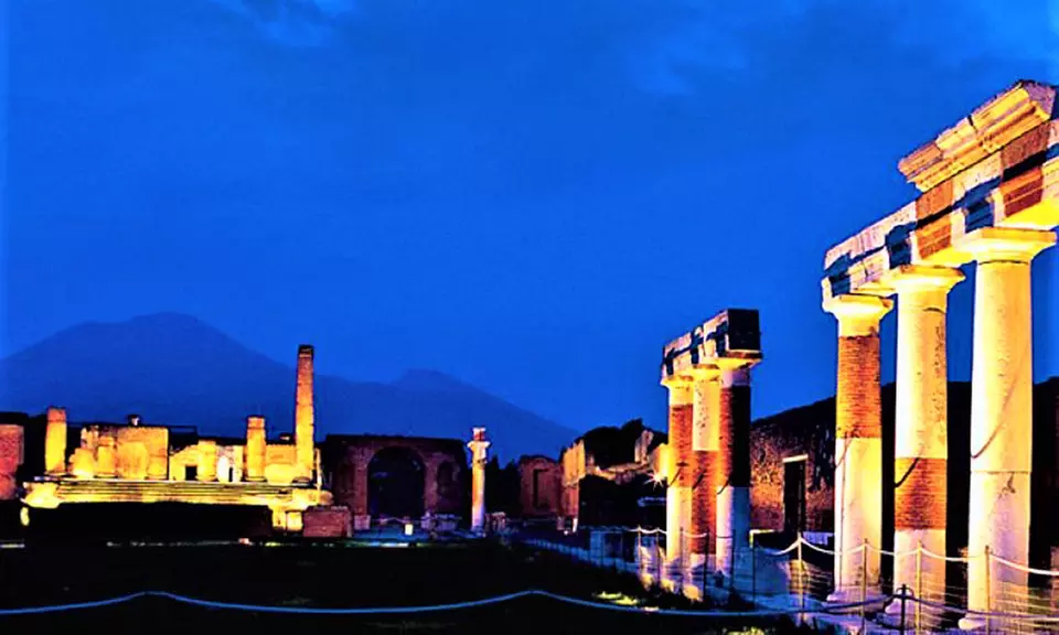 Pompei: soggiorno in camera Standard doppia o matrimoniale con colazione per 2 persone presso Central Room Fortuna - Primary Image