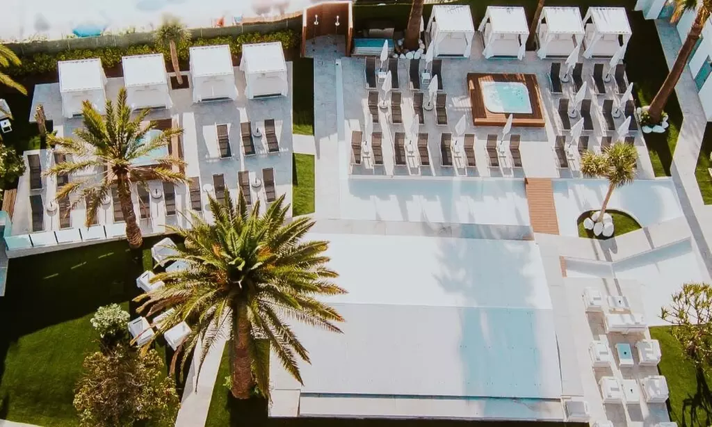 ¡Día de piscina con hamacas y cócteles!