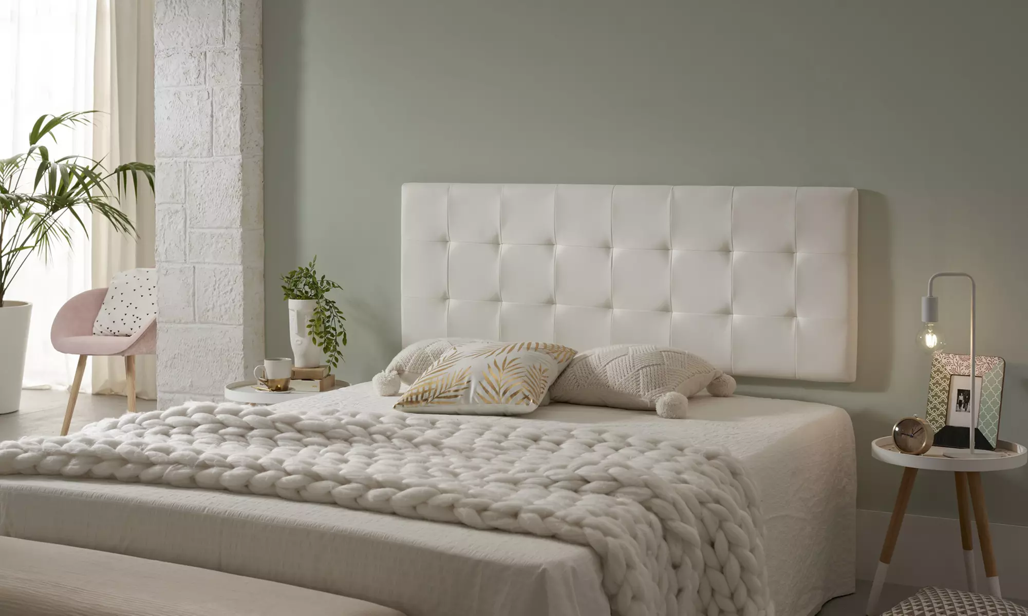 Gepolstertes Kopfteil mit Stoff- oder Kunstlederbezug in der Farbe und Größe nach Wahl - Primary Image