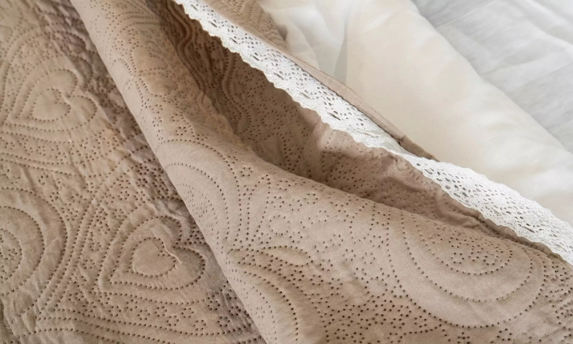 Gewatteerde sprei met kanten ruches