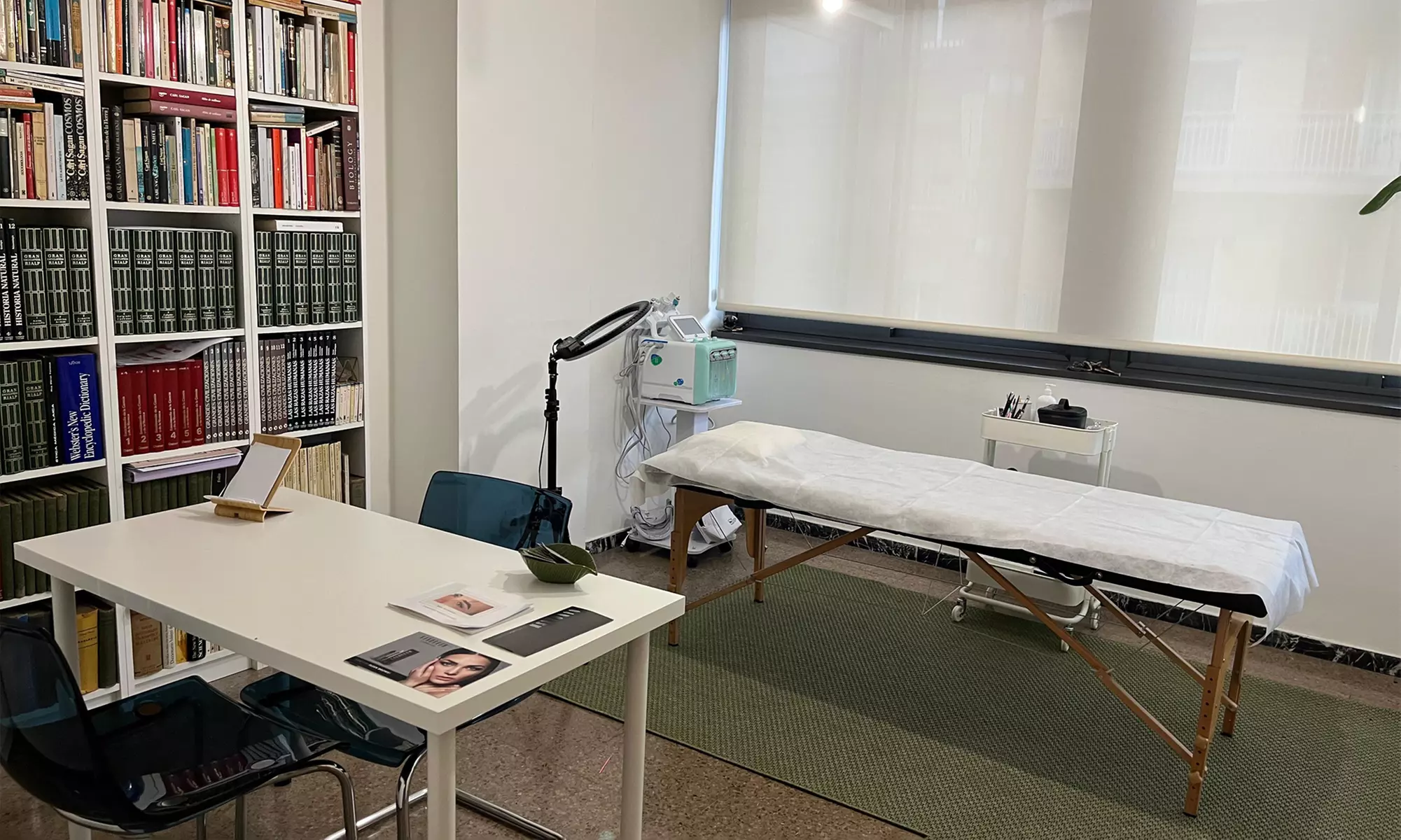 Microneedling facial con ácido hialurónico, vitaminas y colágeno