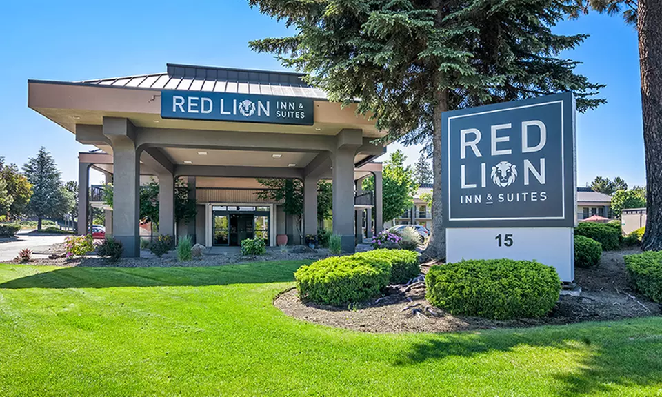 Stay at Red Lion Inn & Suites Deschutes River Bend in Bend, Oregon - Primary Image