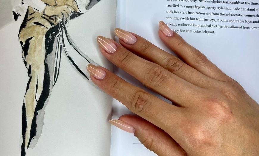 Image 5: Manicura, pedicura o uñas gel con esmaltado clásico o semipermanente 