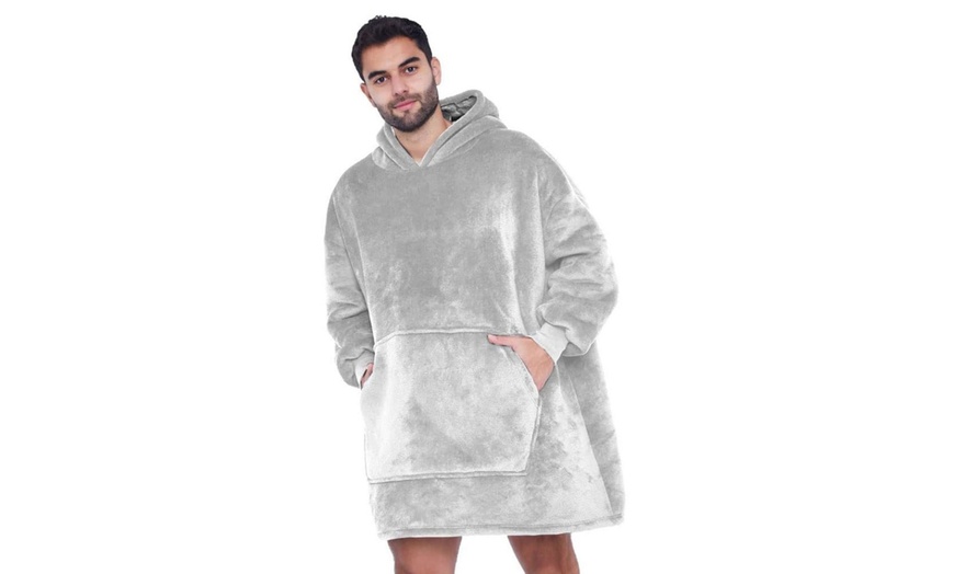 Image 5: Oversized Sherpa Hoodie Blanket 